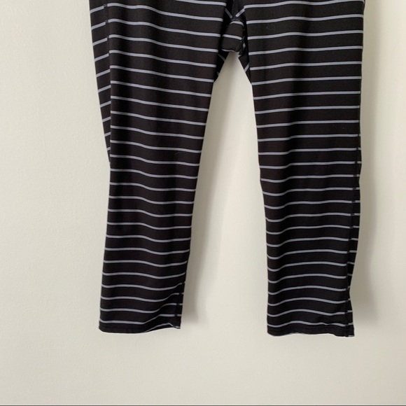💙 Athleta | Black and Grey Strip Capri Leggings - Picture 3 of 7